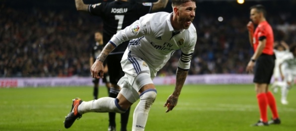 Video: Real ťahá rekordnú sériu, na Bernabéu dráma v závere