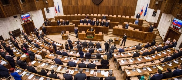Poslanci parlamentu od marca rokovali 57 dní