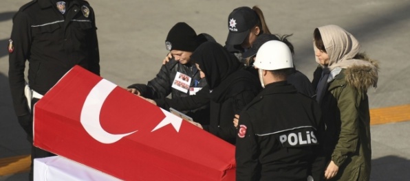 Počet obetí útokov v Istanbule stúpa, polícia podnikla razie