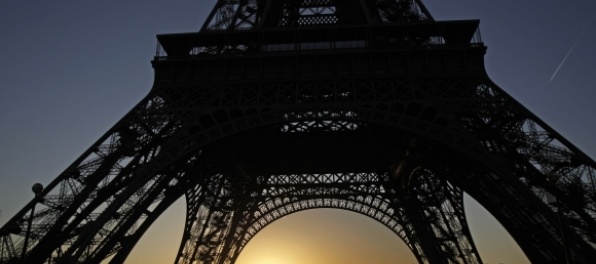 Eiffelova veža sa ponorí do tmy