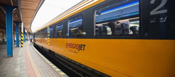Štát viní RegioJet, že do Komárna jazdil s kratším vlakmi