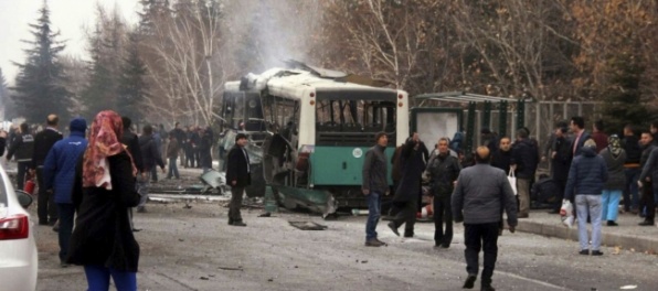 Bombový útok na autobus v strednom Turecku zabil 13 vojakov 