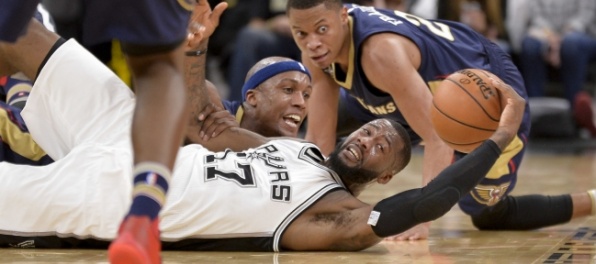 Video: Spurs si uctili Duncana, dráma vo Philadelphii