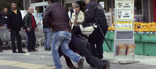 Pred ambasádou USA v Ankare sa strieľalo, útočníka zadržali
