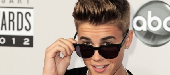 Justin Bieber čelí žalobe, vydali na neho zatykač