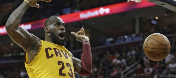 Wade a LeBron majú šancu na 'vianočných' 300 bodov