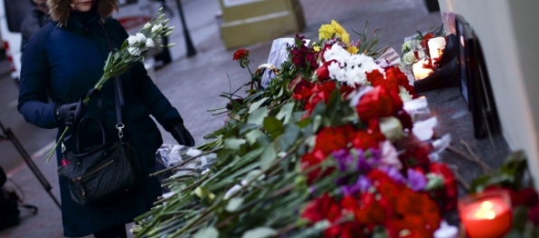 Rusko smúti, pred sídlom Alexandrovcov sa vŕšia kvety