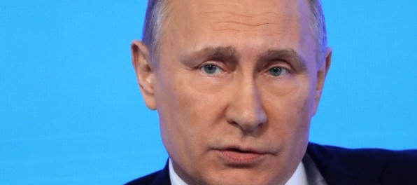 Putin amerických diplomatov nevyhostí, pozval ich do Kremľa