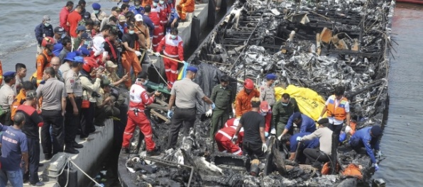 V Indonézii horela výletná loď s turistami, zomrelo 23 ľudí
