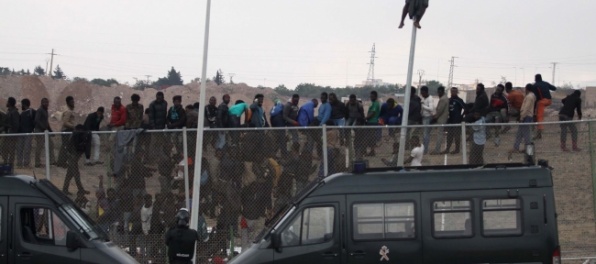 Hraničný plot v Ceute sa pokúsilo preliezť tisíc migrantov