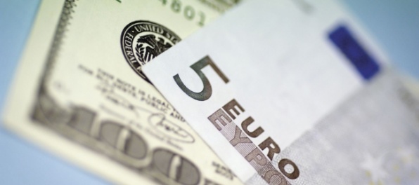 Dolár oslabil voči euru, oproti jenu zaznamenal rast