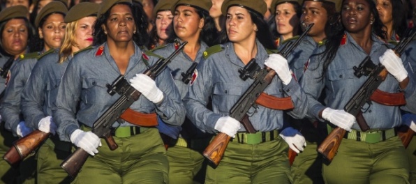 Video: Kubánci si uctili Fidela Castra vojenskou prehliadkou