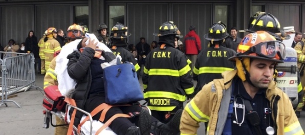 Video: V New Yorku havaroval vlak, hlásia vyše 100 zranených