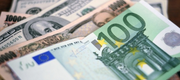 Dolár oslabil voči euru, klesol aj proti japonskému jenu