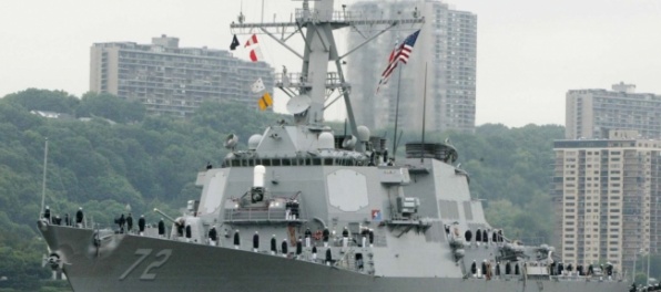 Americký torpédoborec vystrelil na iránske hliadkové člny