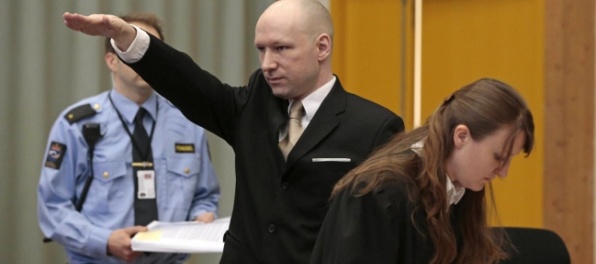 Masový vrah Breivik pri vstupe do súdnej siene zahajloval