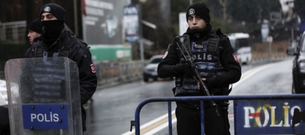 Muž zaútočil na tureckých policajtov, prestrelku neprežil