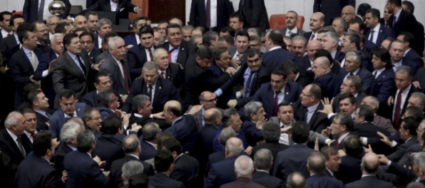Erdoganove právomoci vyvolali potýčky v tureckom parlamente