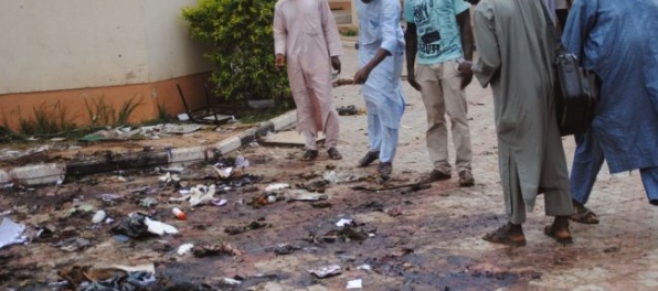 Pri preplnenom trhovisku v Nigérii sa odpálili štyria muži