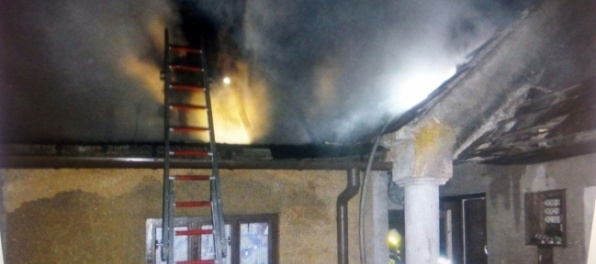 Špára v komíne spôsobila požiar rodinného domu