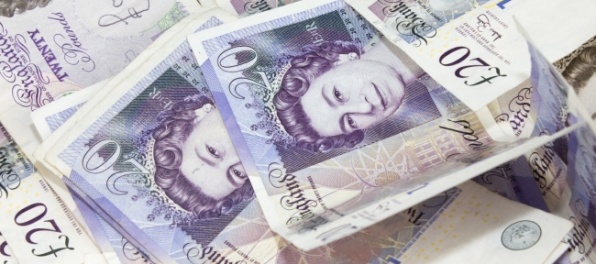 Britská libra oproti doláru oslabila na trojmesačné minimum