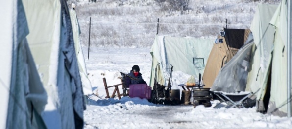 Amnesty vyzýva Fica a Junckera: Konajte, mrznú utečenci