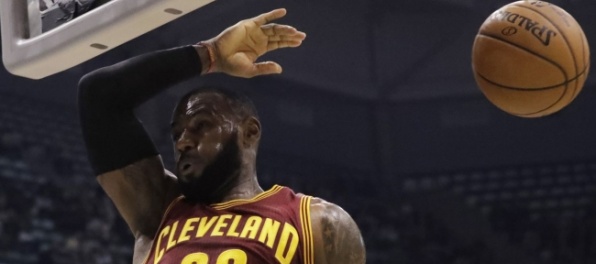 Video: LeBron siahal na triple-double, Leonard tridsaťbodový