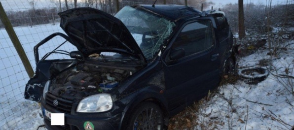 Obrazom: Auto narazilo do stromu, 27-ročný vodič zomrel