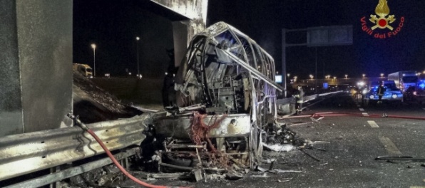 V Taliansku havaroval autobus, zahynulo najmenej desať ľudí