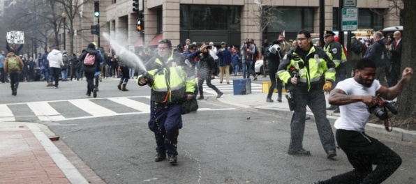 Inauguráciu Trumpa narušili protesty, zatkli desiatky ľudí