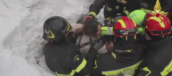 Z hotela zasypaného lavínou zachránili ďalších štyroch ľudí