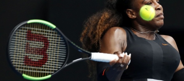 Video: Serena sa potrápila, vo štvrťfinále je aj Plíšková