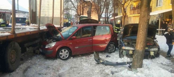 Kamión nabúral do troch áut, náraz zabil a vážne zranil ľudí