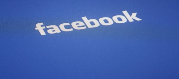 Facebook ukázal v priamom prenose skupinové znásilnenie ženy