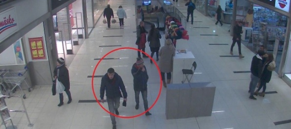 Obrazom: Hľadajú dvoch mužov, ukradli šperky za tisíce eur
