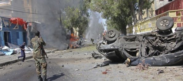 Do hotela v Mogadiše vrazilo auto naložené výbušninami