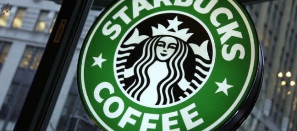 Starbucks reaguje na kroky Trumpa, zamestná 10 000 utečencov