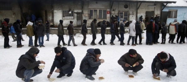 Migranti z tábora pri Belehrade majú zákaz vychádzania