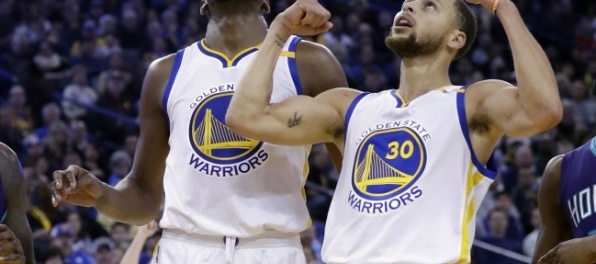 Video: Miami v NBA valcuje súperov, Curry očaril trojkami Video: Miami v NBA valcuje súperov, Curry očaril trojkami