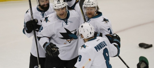 Video: Sekera rozdal tri 'hity', päťstogólový Marleau