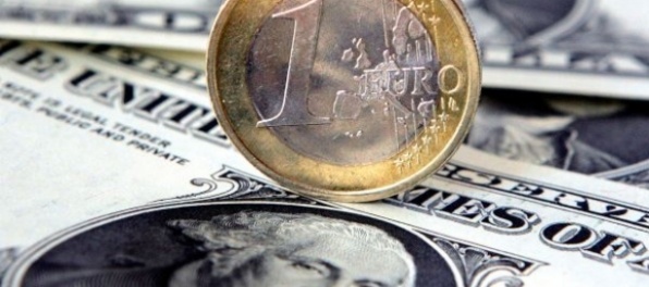 Euro kleslo voči doláru, eurozónu napumpujú peniazmi