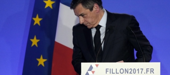 Fillon napriek škandálu túži po kresle prezidenta Francúzska