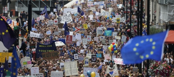 Britský parlament bude hlasovať o dohodách k brexitu