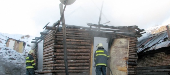 V obci Nacina Ves horela chatrč, našli popáleného muža