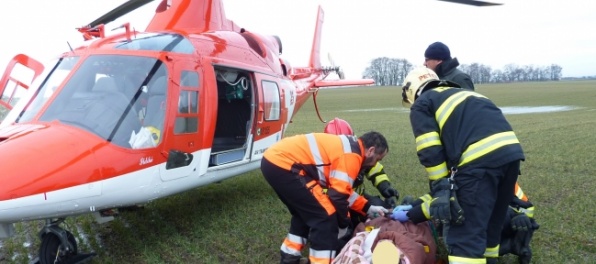 Foto: Pri Senci sa stala vážna nehoda, zasahoval vrtuľník