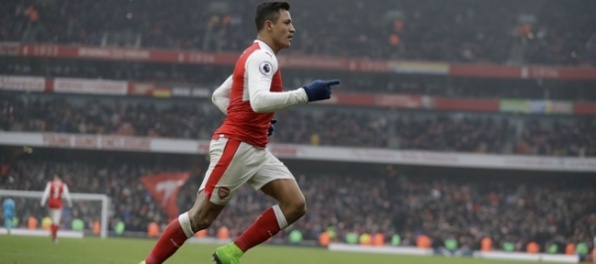 Video: Arsenal zdolal Hull, ManUnited napísal históriu