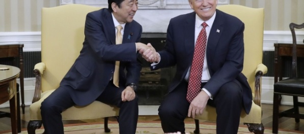 Trump si zahral golf s japonským premiérom Abem