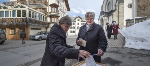 Švajčiari schválili urýchlenie naturalizácie imigrantov