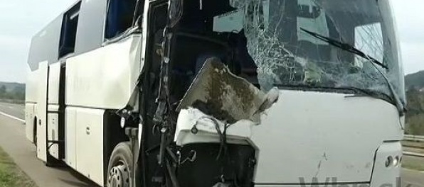 Havaroval výletný autobus, pri nehode zahynuli desiatky ľudí