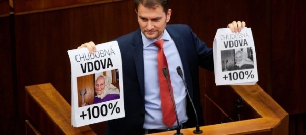 Schôdzu o odvolávaní Fica prerušili, Matovič mal obrázky